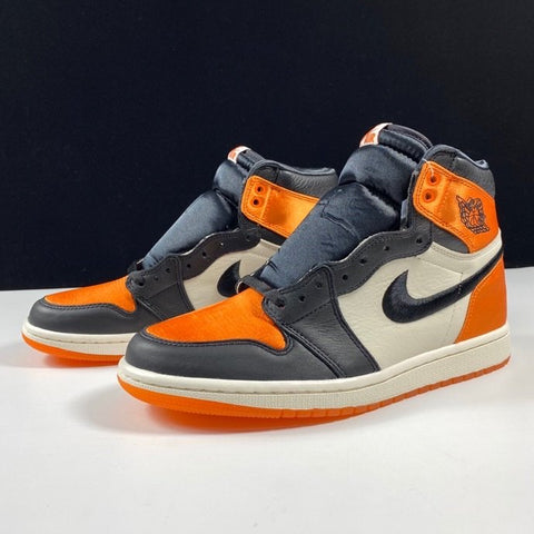 WMNS AIR JORDAN 1 (BLACK/STARFISH-SAIL-BLACK)